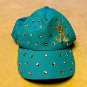 Youth sized 54-58 cm, baseball style hat. Light blue with an embroidered Mickey.